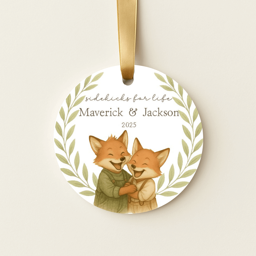 Personalized ceramic Christmas ornament with hugging foxes, for brothers or young boys