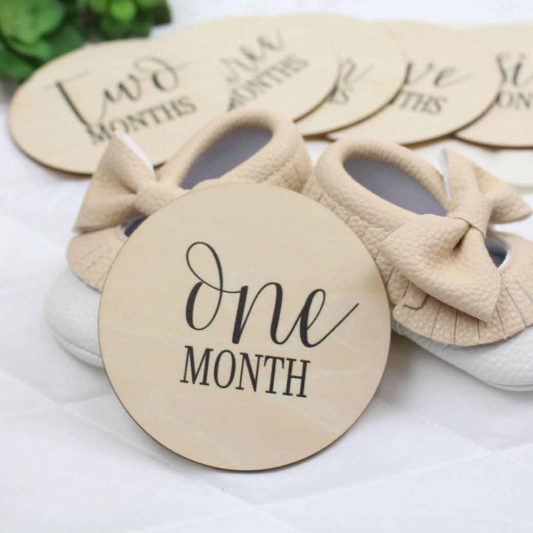 Simple baby monthly milestone cards showing 1 to 6 months